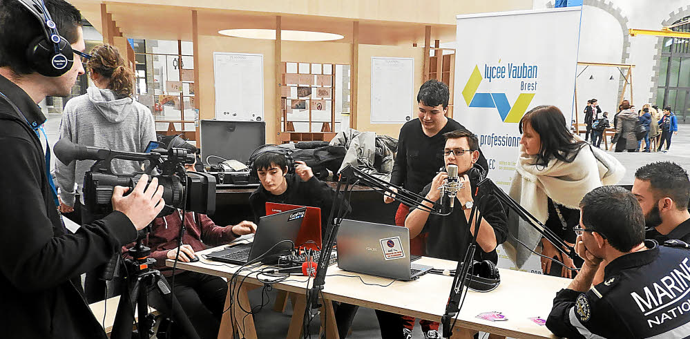Les jeunes de la webradio VBX Radio du lycée Vauban se sont rendus aux Capucins pour interviewer les professionnels participant à l'opération  Entreprise à coeur .